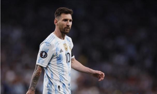 38岁宋茜嫩如少女，牛仔吊带配长靴，夏日的穿搭秒回18岁！